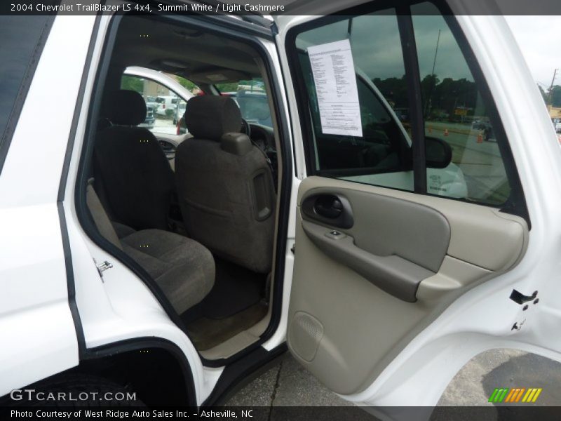 Summit White / Light Cashmere 2004 Chevrolet TrailBlazer LS 4x4