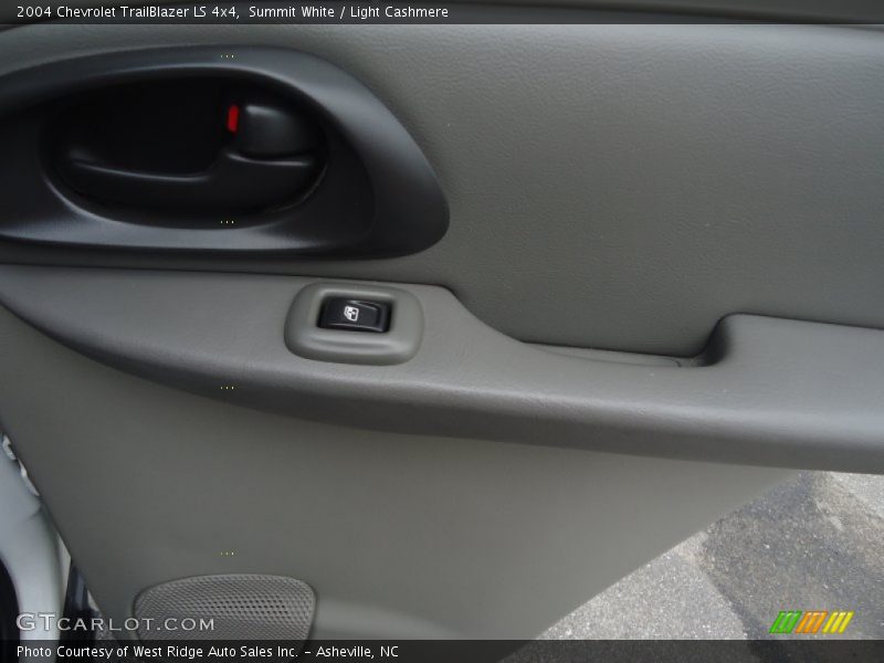 Summit White / Light Cashmere 2004 Chevrolet TrailBlazer LS 4x4