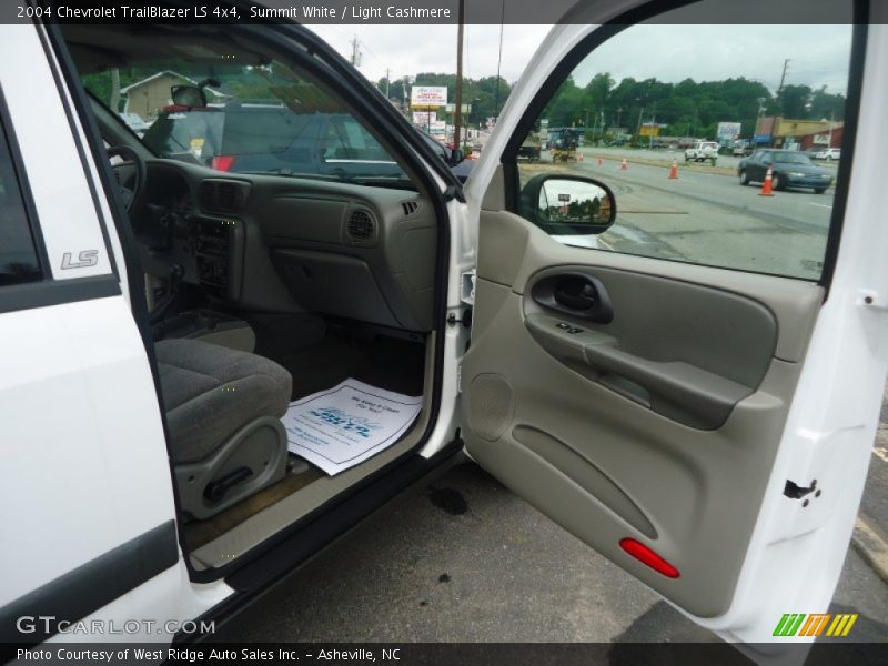 Summit White / Light Cashmere 2004 Chevrolet TrailBlazer LS 4x4
