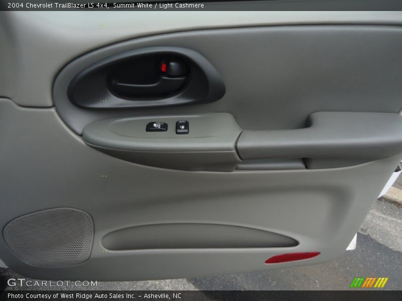 Summit White / Light Cashmere 2004 Chevrolet TrailBlazer LS 4x4