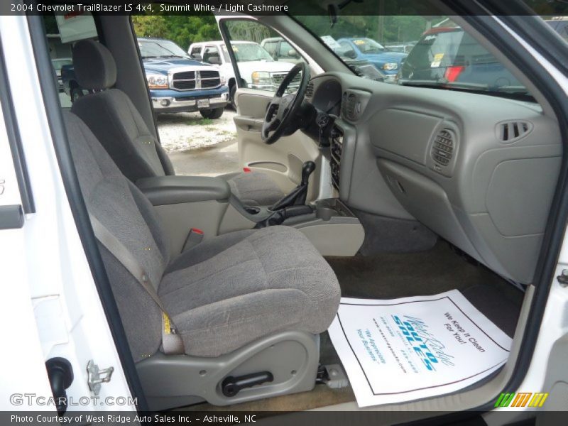 Summit White / Light Cashmere 2004 Chevrolet TrailBlazer LS 4x4