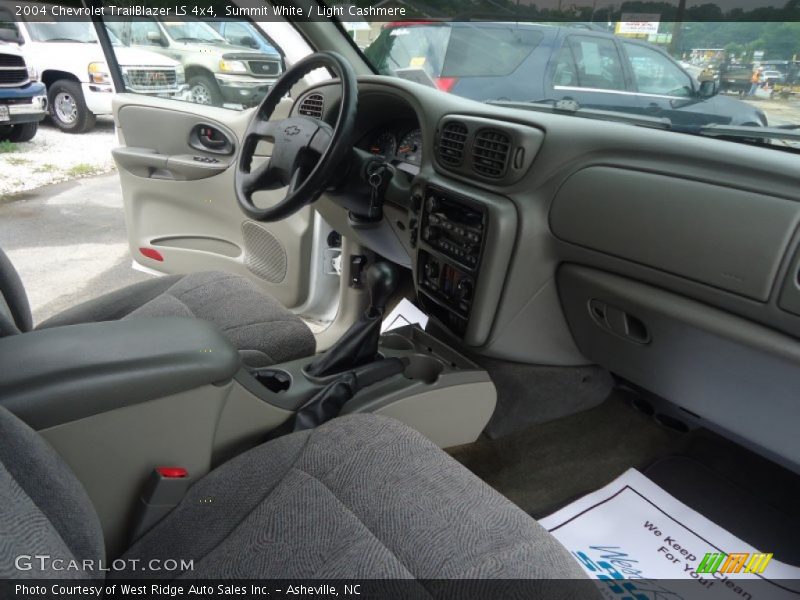 Summit White / Light Cashmere 2004 Chevrolet TrailBlazer LS 4x4