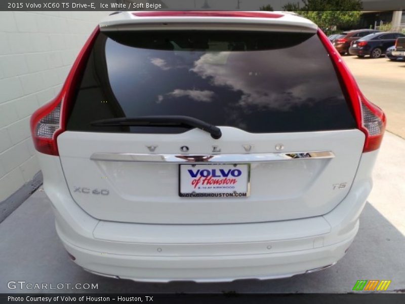 Ice White / Soft Beige 2015 Volvo XC60 T5 Drive-E