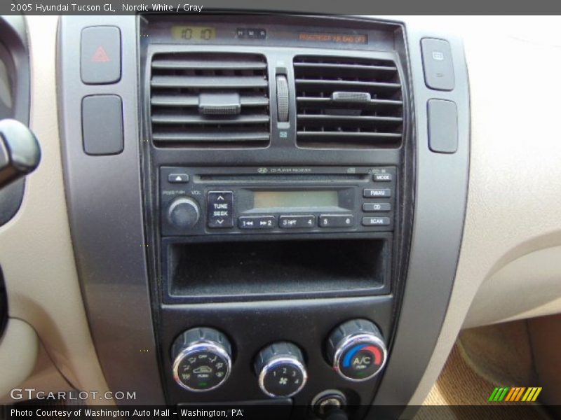Nordic White / Gray 2005 Hyundai Tucson GL