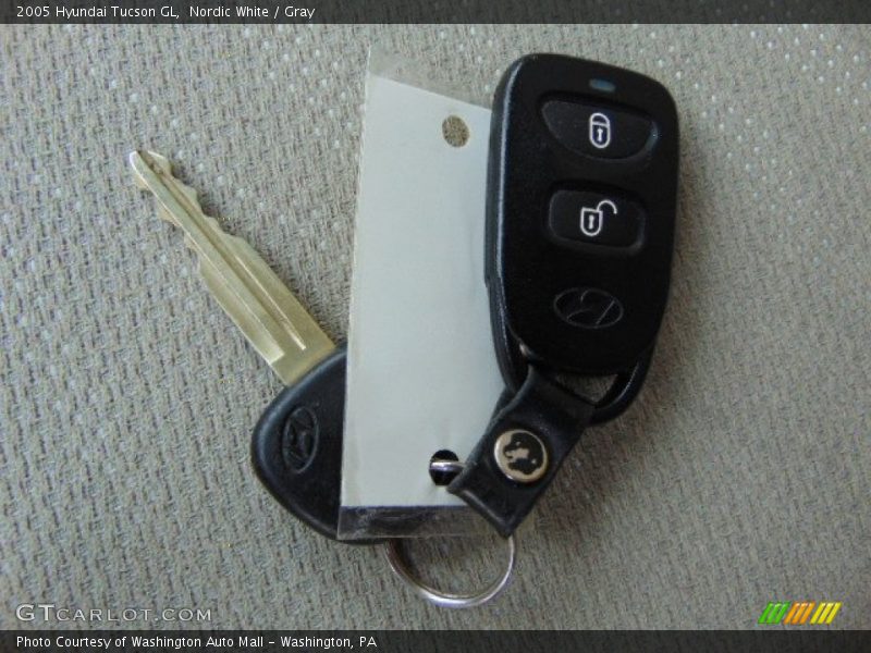 Nordic White / Gray 2005 Hyundai Tucson GL