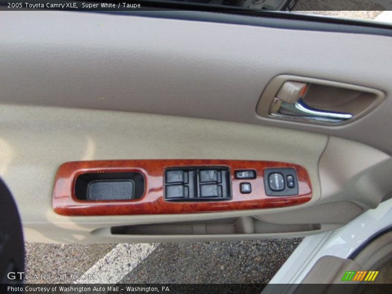 Super White / Taupe 2005 Toyota Camry XLE