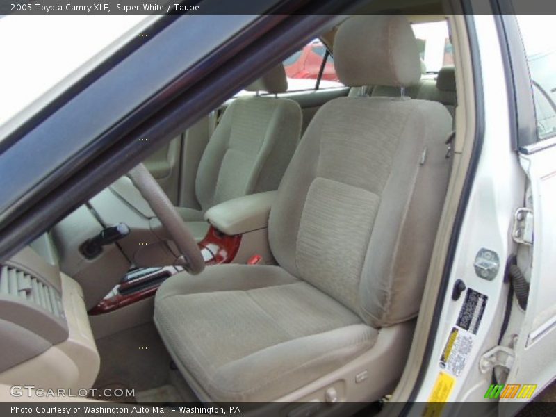 Super White / Taupe 2005 Toyota Camry XLE