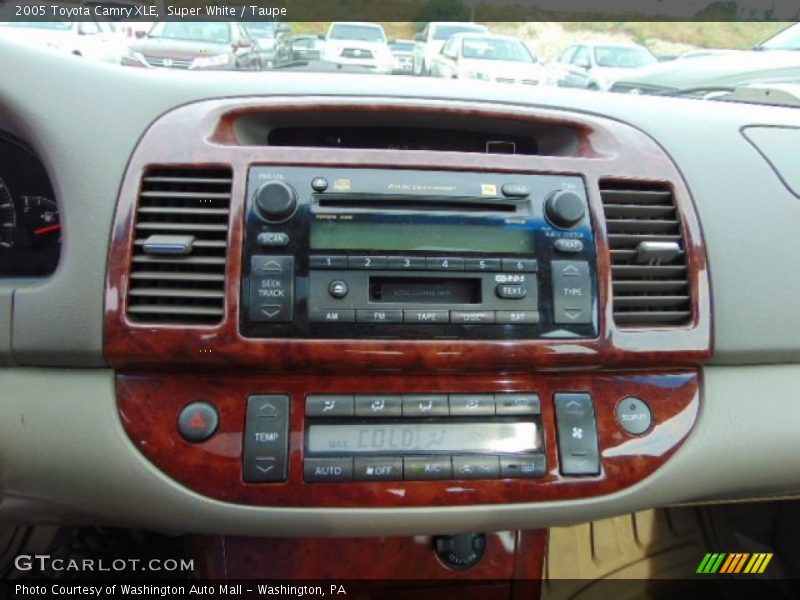 Super White / Taupe 2005 Toyota Camry XLE