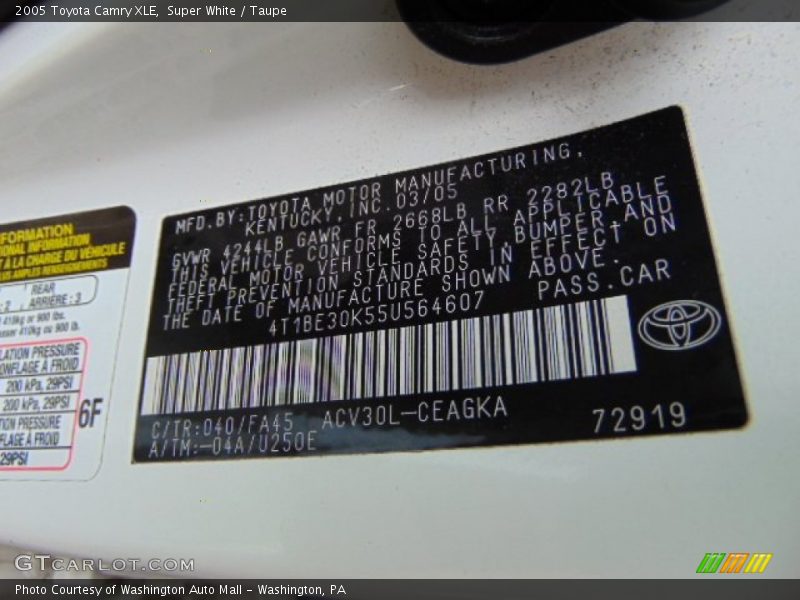 Super White / Taupe 2005 Toyota Camry XLE