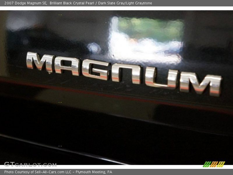 Brilliant Black Crystal Pearl / Dark Slate Gray/Light Graystone 2007 Dodge Magnum SE
