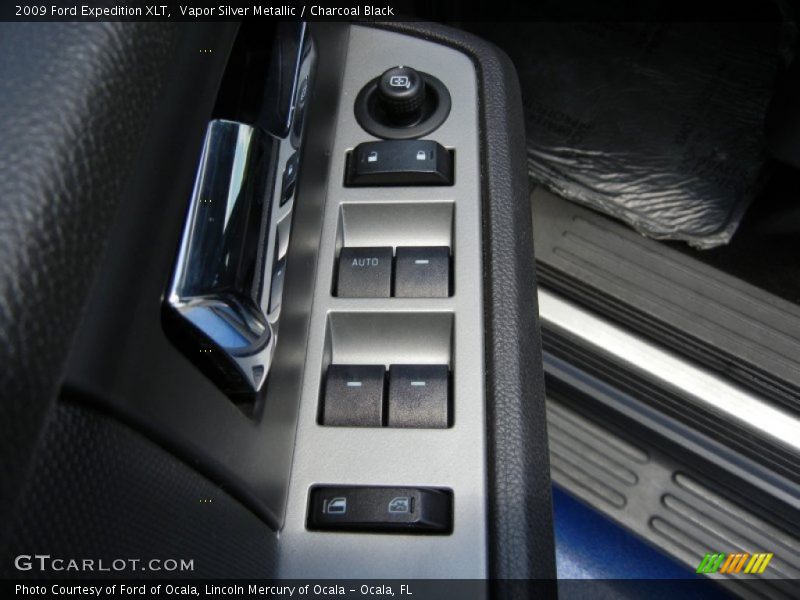 Vapor Silver Metallic / Charcoal Black 2009 Ford Expedition XLT