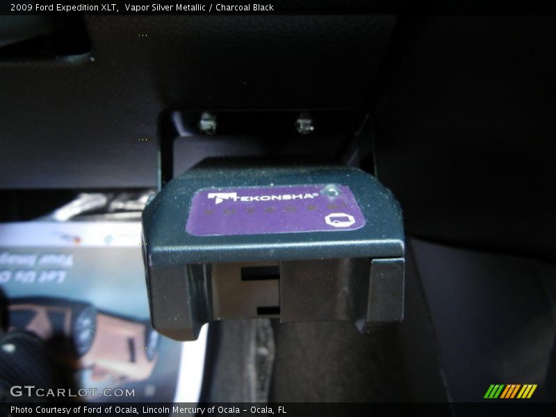 Vapor Silver Metallic / Charcoal Black 2009 Ford Expedition XLT