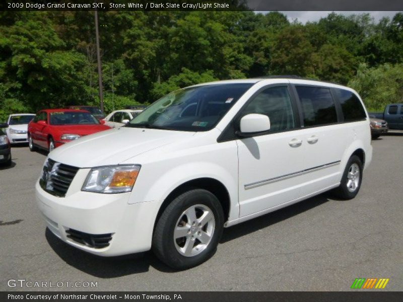 Front 3/4 View of 2009 Grand Caravan SXT