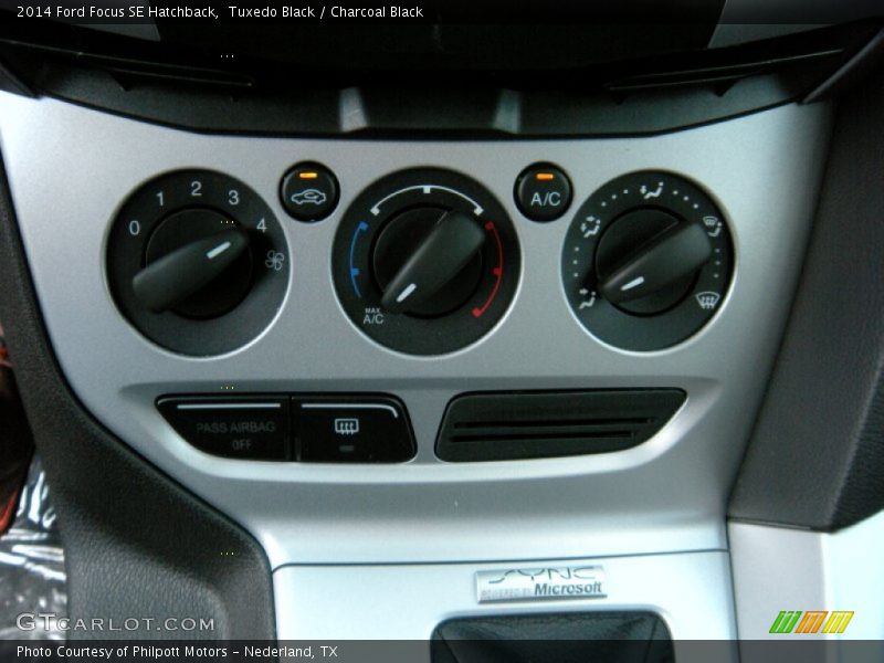Tuxedo Black / Charcoal Black 2014 Ford Focus SE Hatchback