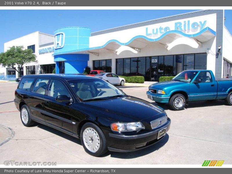 Black / Taupe 2001 Volvo V70 2.4