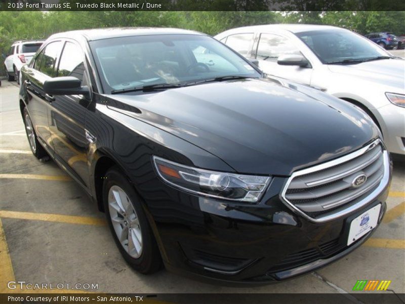 Tuxedo Black Metallic / Dune 2015 Ford Taurus SE