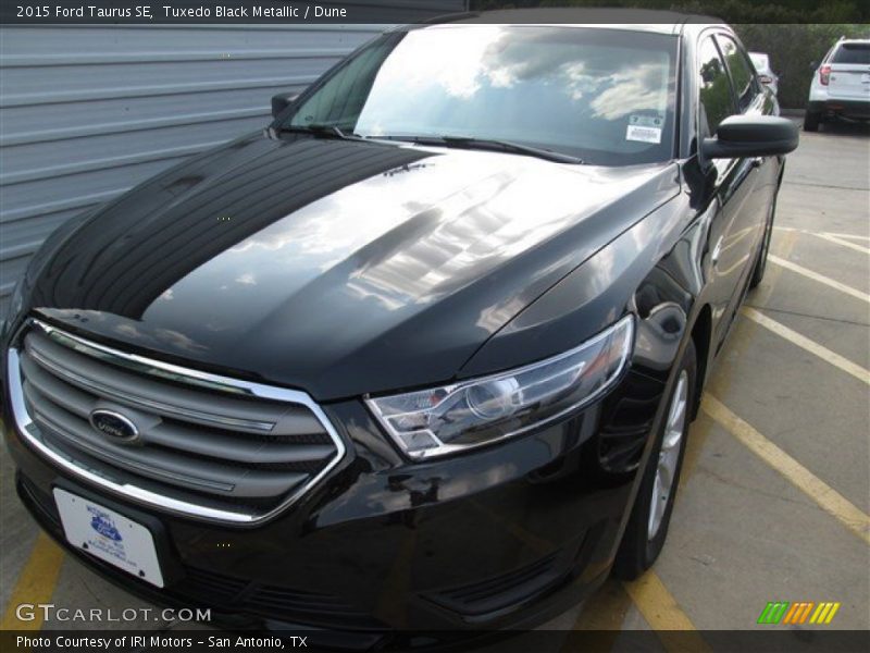 Tuxedo Black Metallic / Dune 2015 Ford Taurus SE