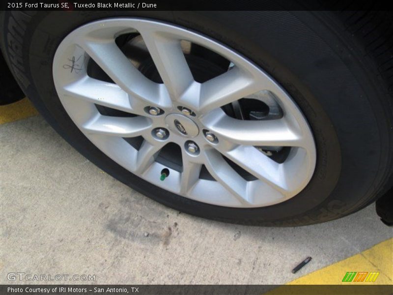 Tuxedo Black Metallic / Dune 2015 Ford Taurus SE