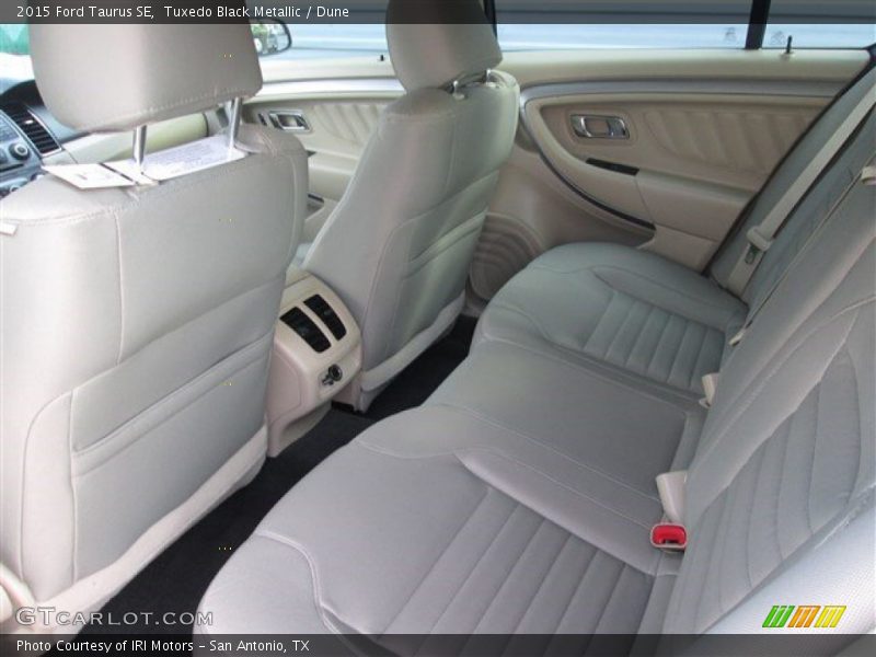 Tuxedo Black Metallic / Dune 2015 Ford Taurus SE