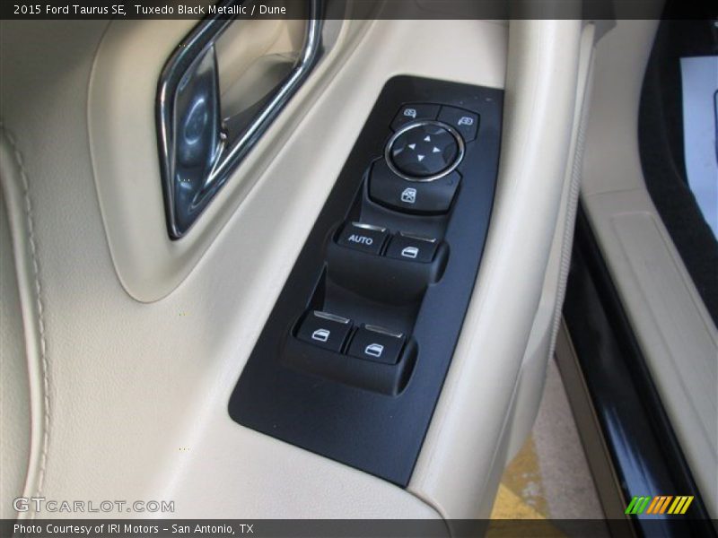 Tuxedo Black Metallic / Dune 2015 Ford Taurus SE
