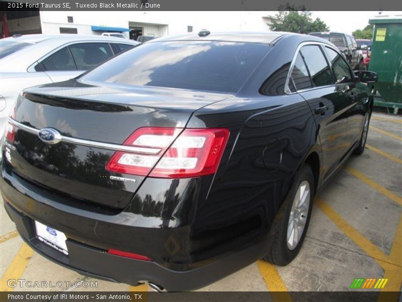 Tuxedo Black Metallic / Dune 2015 Ford Taurus SE