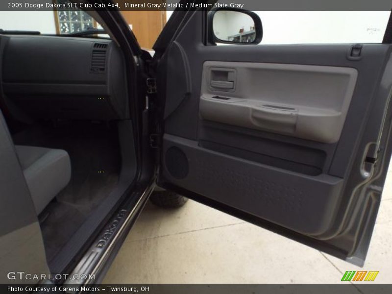 Mineral Gray Metallic / Medium Slate Gray 2005 Dodge Dakota SLT Club Cab 4x4