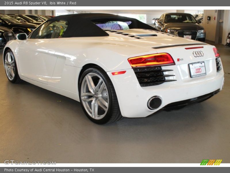 Ibis White / Red 2015 Audi R8 Spyder V8