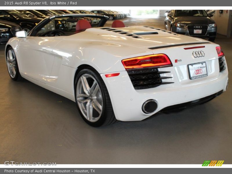 Ibis White / Red 2015 Audi R8 Spyder V8