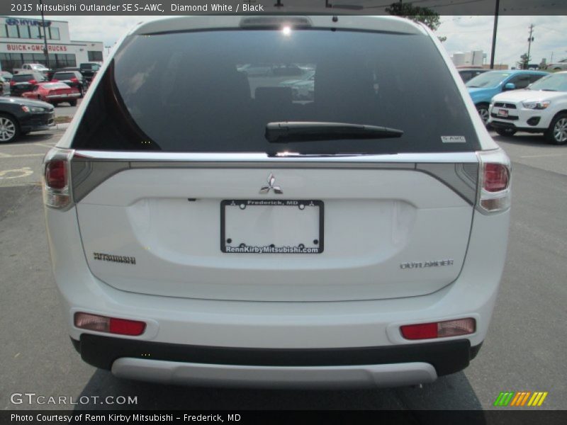 Diamond White / Black 2015 Mitsubishi Outlander SE S-AWC