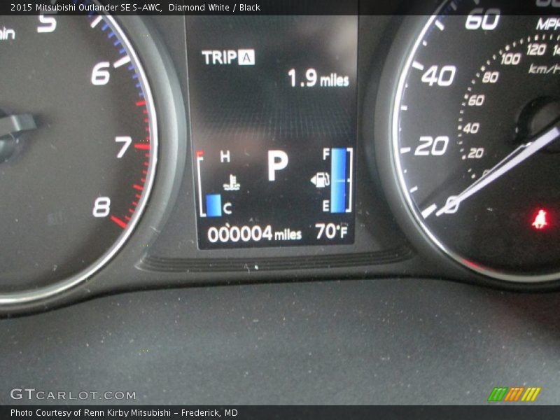 Diamond White / Black 2015 Mitsubishi Outlander SE S-AWC