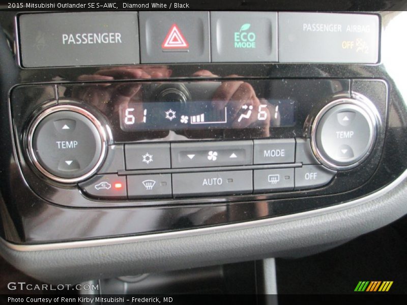 Diamond White / Black 2015 Mitsubishi Outlander SE S-AWC