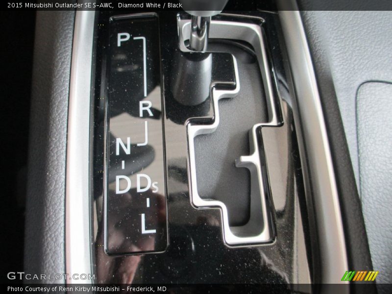 Diamond White / Black 2015 Mitsubishi Outlander SE S-AWC
