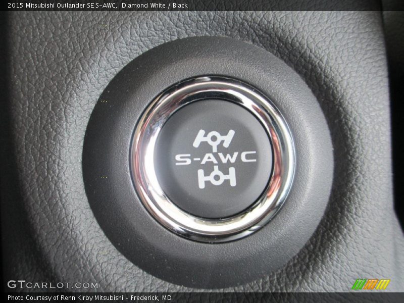 Diamond White / Black 2015 Mitsubishi Outlander SE S-AWC