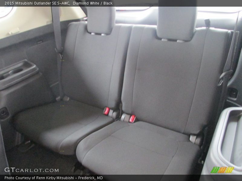 Diamond White / Black 2015 Mitsubishi Outlander SE S-AWC