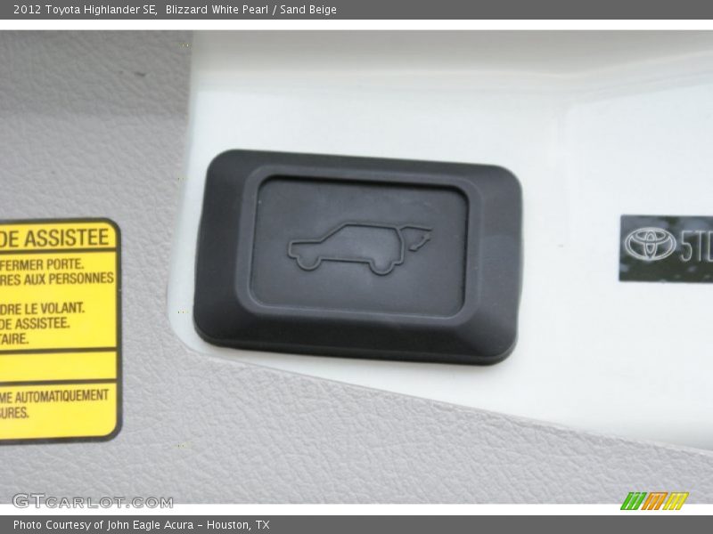 Blizzard White Pearl / Sand Beige 2012 Toyota Highlander SE