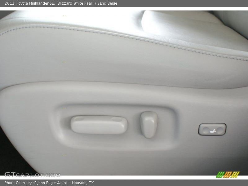 Blizzard White Pearl / Sand Beige 2012 Toyota Highlander SE
