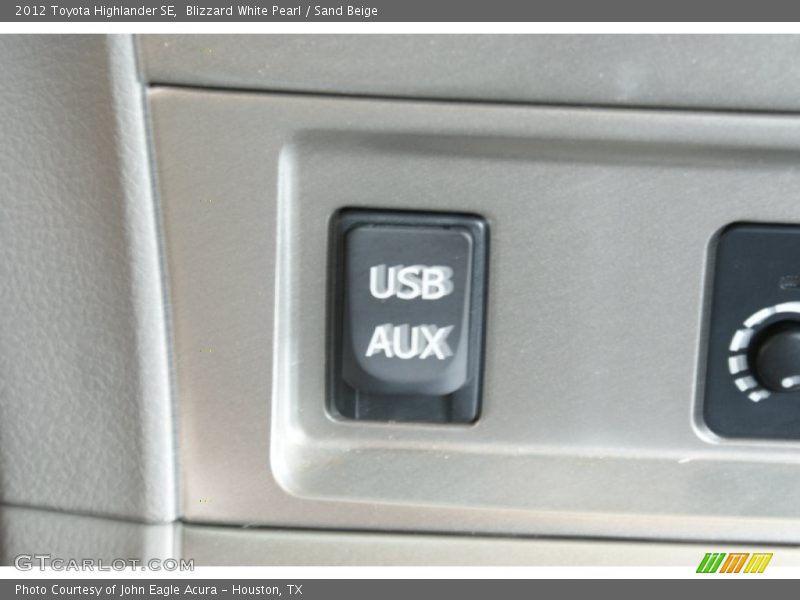 Blizzard White Pearl / Sand Beige 2012 Toyota Highlander SE