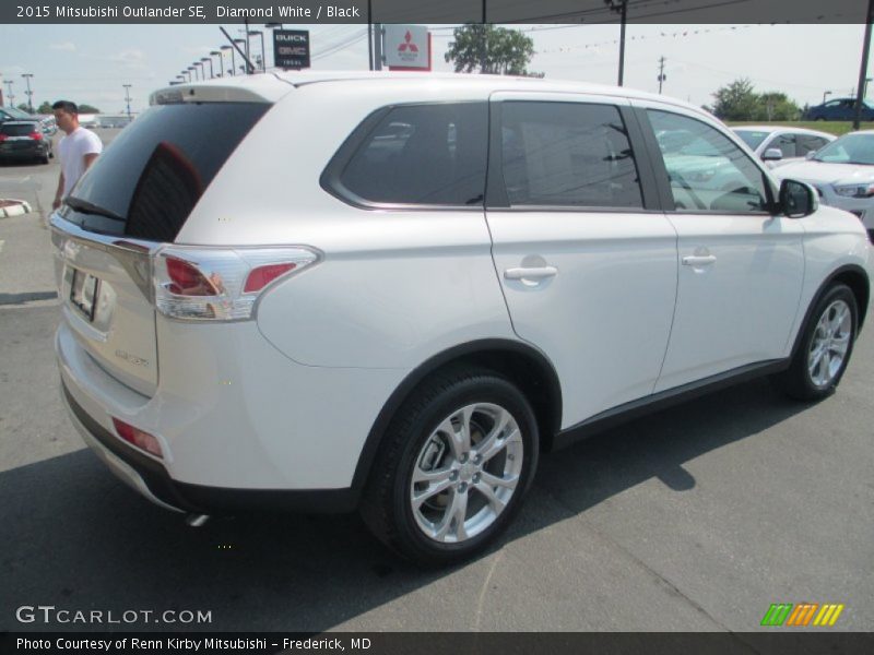 Diamond White / Black 2015 Mitsubishi Outlander SE