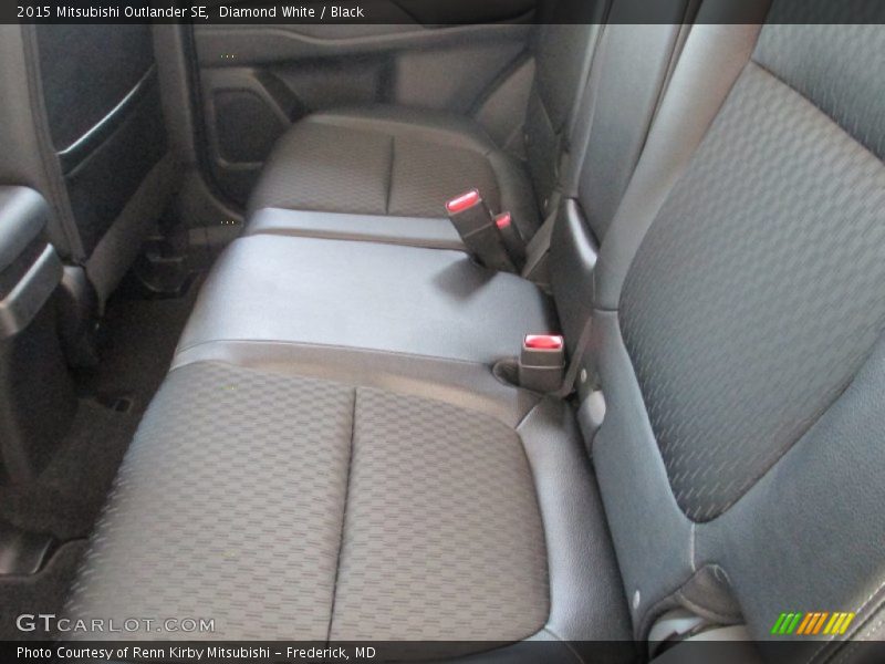 Diamond White / Black 2015 Mitsubishi Outlander SE
