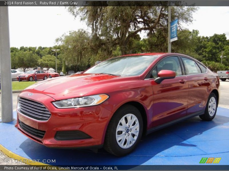 Front 3/4 View of 2014 Fusion S
