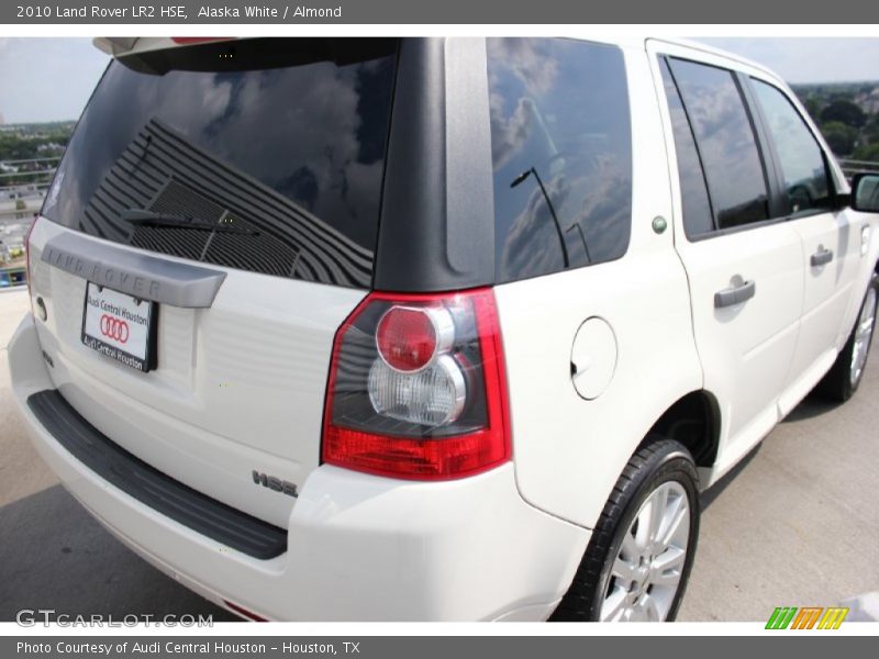 Alaska White / Almond 2010 Land Rover LR2 HSE