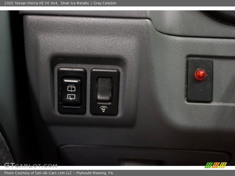 Silver Ice Metallic / Gray Celadon 2002 Nissan Xterra XE V6 4x4