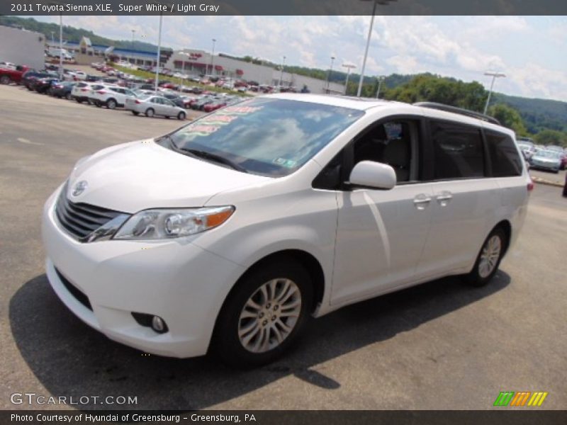 Super White / Light Gray 2011 Toyota Sienna XLE