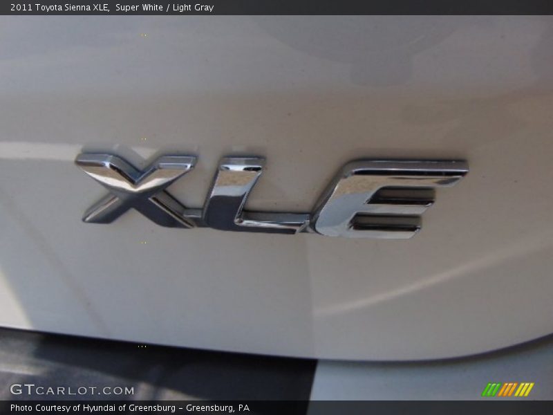 Super White / Light Gray 2011 Toyota Sienna XLE
