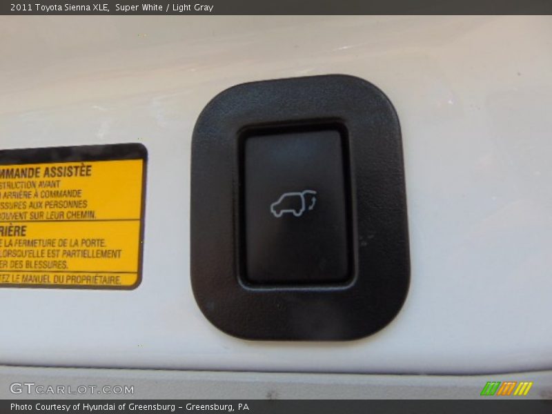 Super White / Light Gray 2011 Toyota Sienna XLE