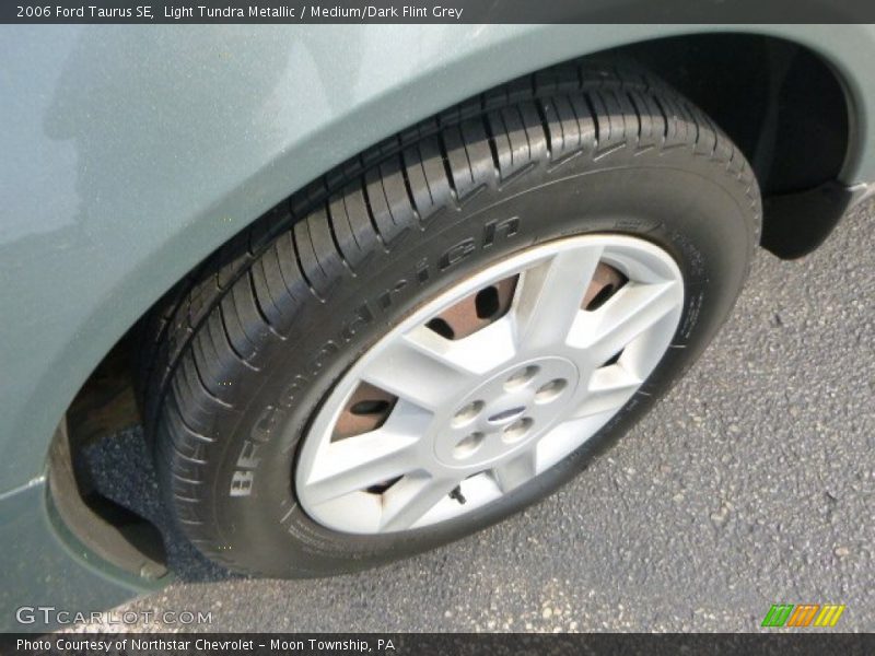 Light Tundra Metallic / Medium/Dark Flint Grey 2006 Ford Taurus SE