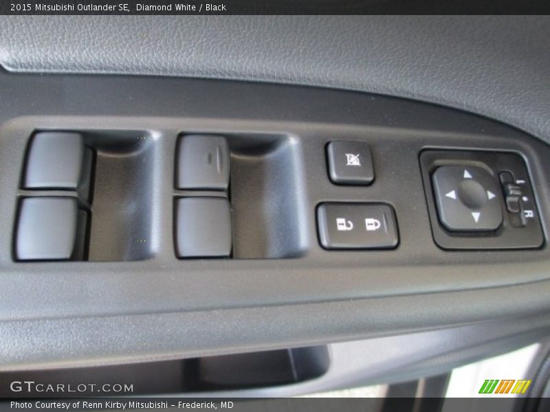 Diamond White / Black 2015 Mitsubishi Outlander SE