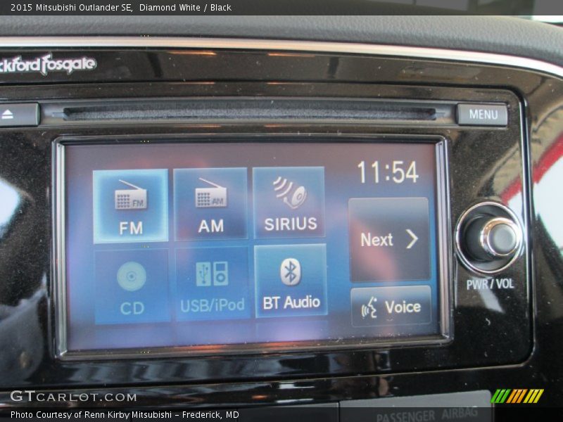 Diamond White / Black 2015 Mitsubishi Outlander SE