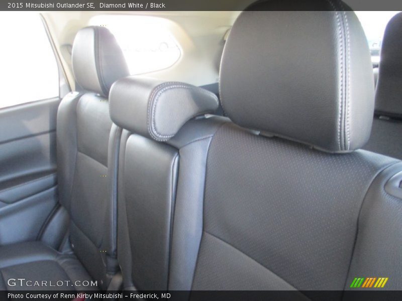 Diamond White / Black 2015 Mitsubishi Outlander SE
