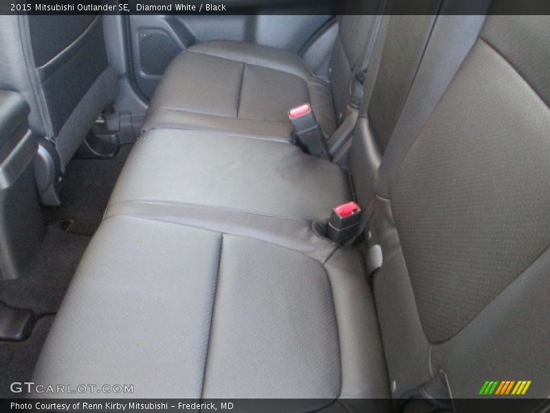 Diamond White / Black 2015 Mitsubishi Outlander SE